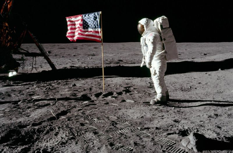 Illustration for article titled Cómo una broma se convirtió en la mayor y más absurda teoría de la conspiración: la llegada a la Luna fue mentira